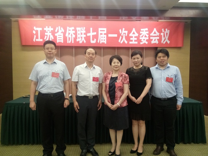 省僑聯(lián)主席周建農(nóng)(右三)與丁榮董事長(右一)合影